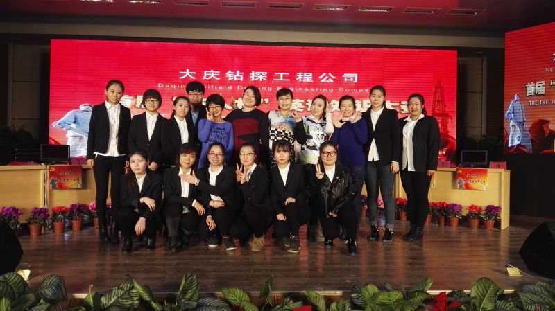 赛后我院指导教师和工作人员合影留念
